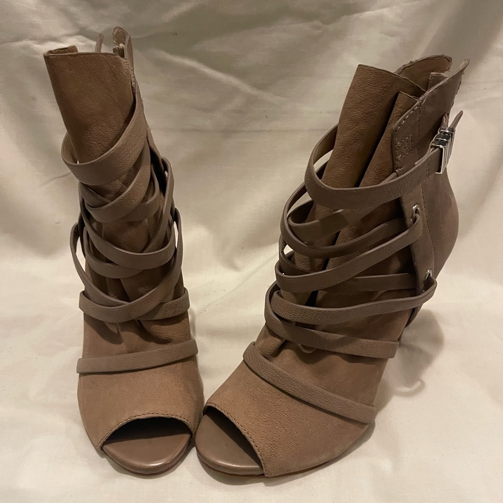 Guess size 6.5, tan